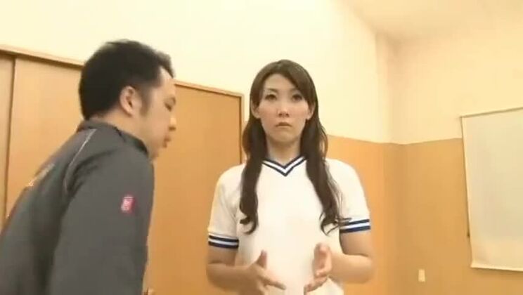 Возбужденный учитель физкультуры останавливает время