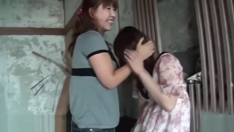 Лесбийский японский писающий секс.