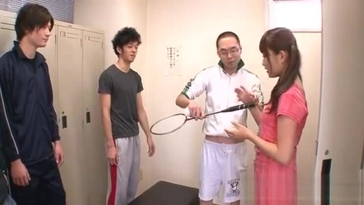 Японская красотка укрощает огромный член