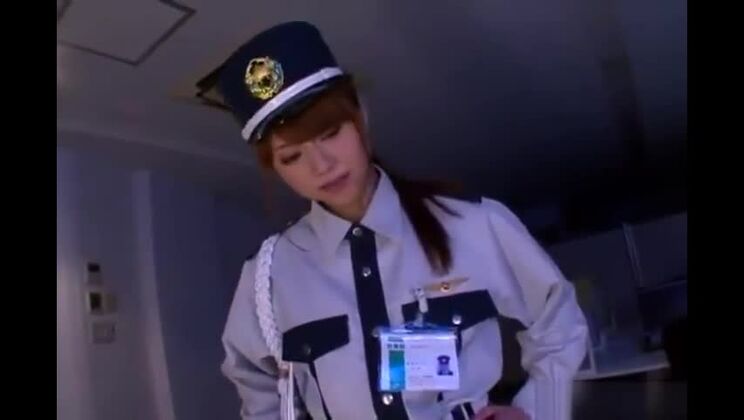 Японский полицейский делает футфетиш.